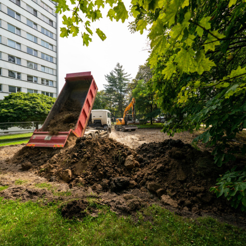 Proměna plochy na ulici Řecká FOTO + VIDEO